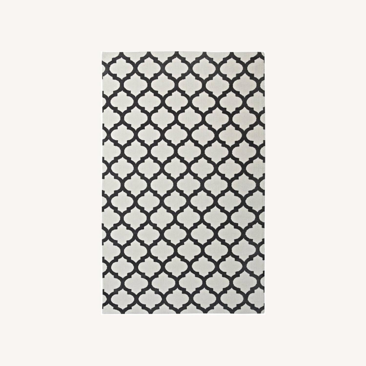 Other 5x8 Area Rug In Ivory & Charcoal Quatrefoil Finish