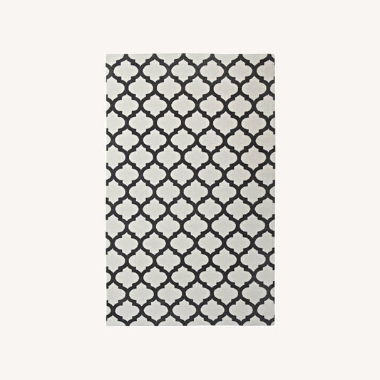 Other 5x8 Area Rug In Ivory & Charcoal Quatrefoil Finish