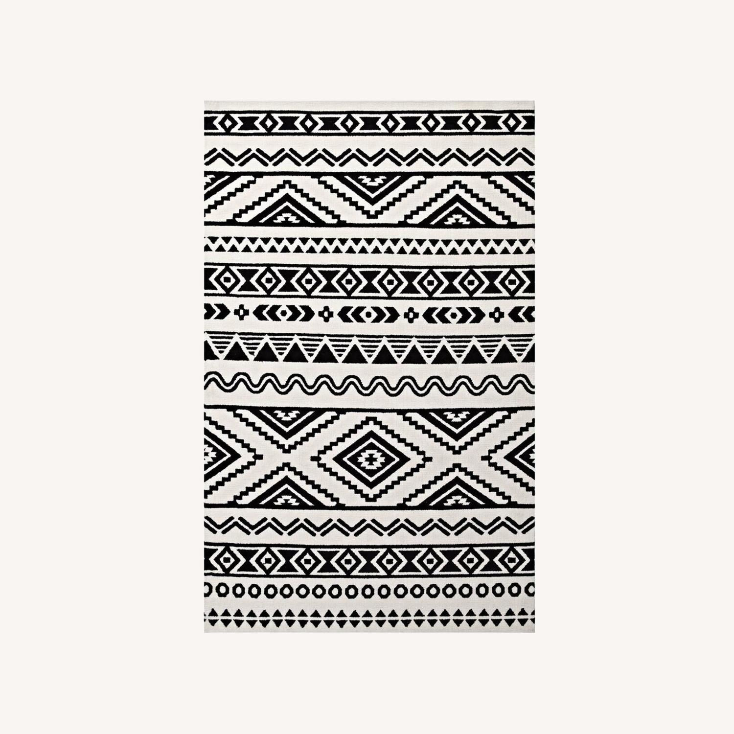 Other 5x8 Area Rug In Geometric Black & White Tribal